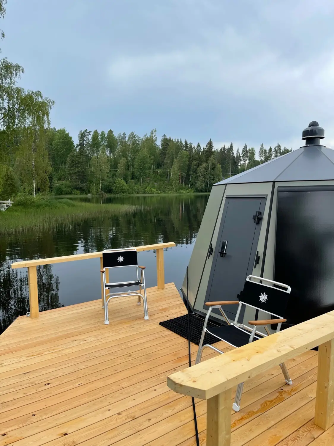 Aurorahut terassi kesällä 5.JPEG
